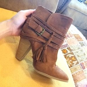 Cute and sassy camel/brown suede boots